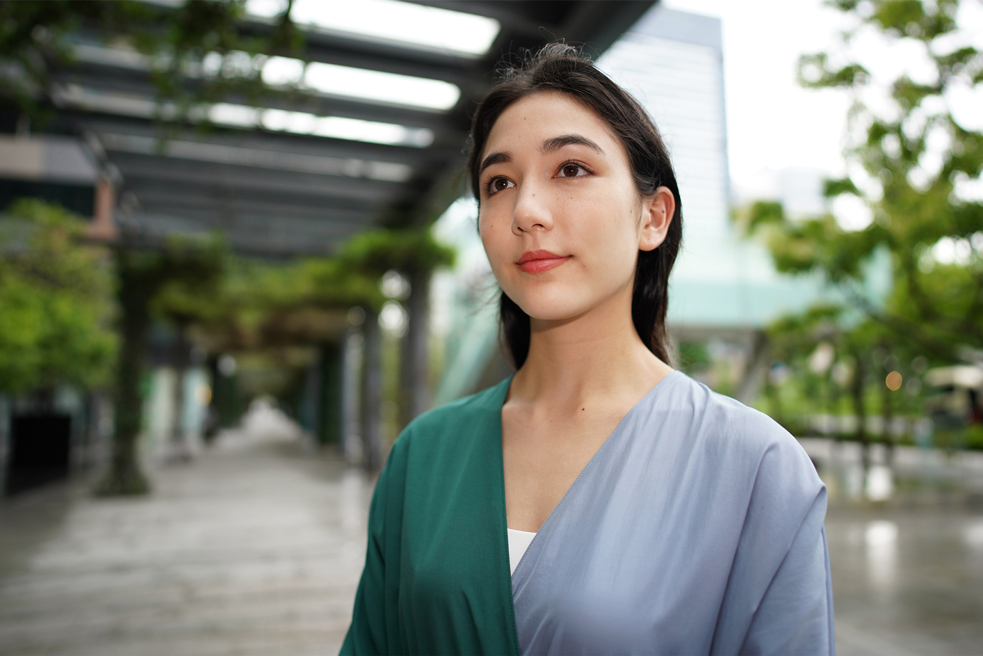 Názorný obrázok portrétu ženy vonku