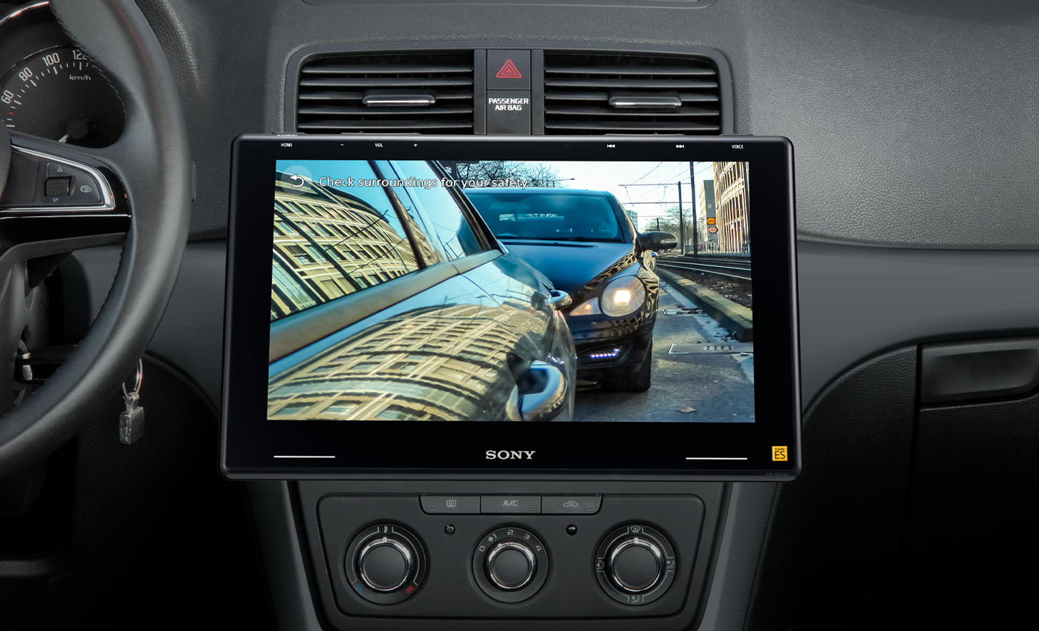 Pohľad do vnútra palubnej dosky auta, zobrazuje sa používaná kamera s parkovacím asistentom v mediálnom prijímači XAV-9550ES