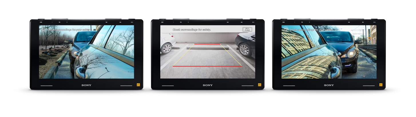 Obrázok 3 jednotiek mediálneho prijímača XAV-9550ES, zobrazuje sa kamera parkovacieho asistenta a pohľad kamery vľavo, vpravo vzadu.
