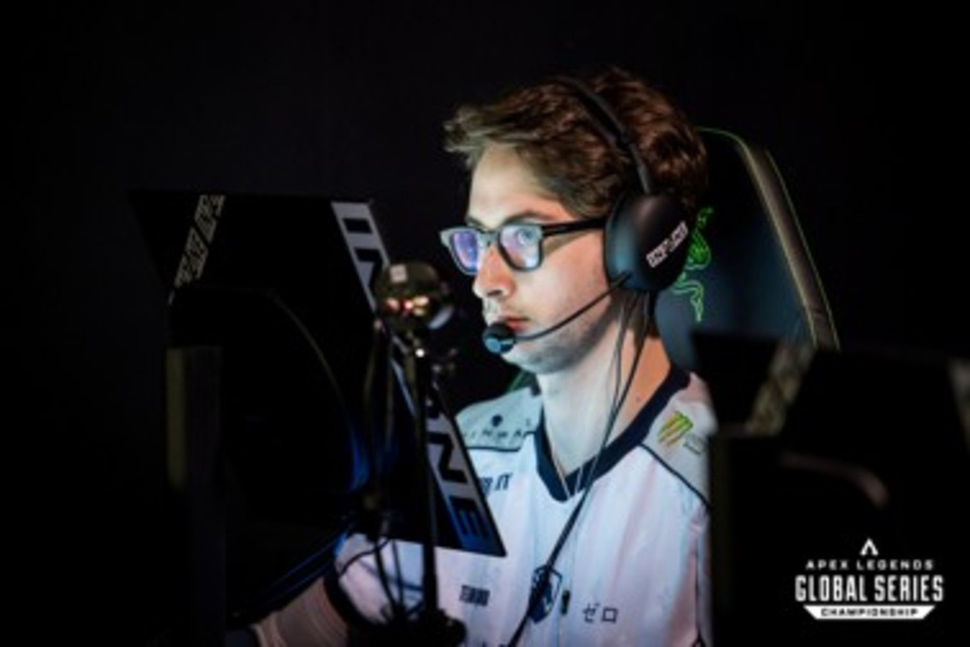 Hráč s nasadenými hernými slúchadlami INZONE H9 II počas hry