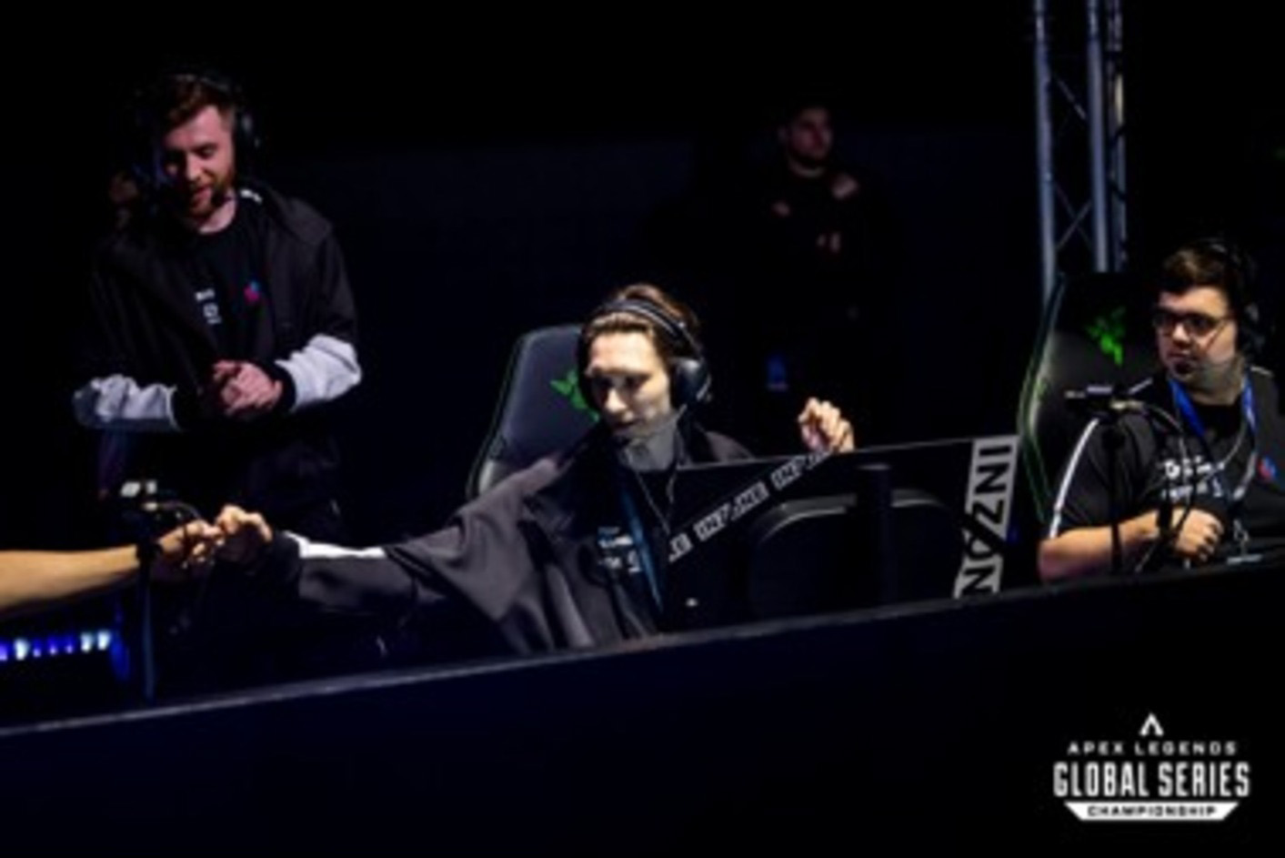 Hráč hier si päsťou ťuká s iným hráčom