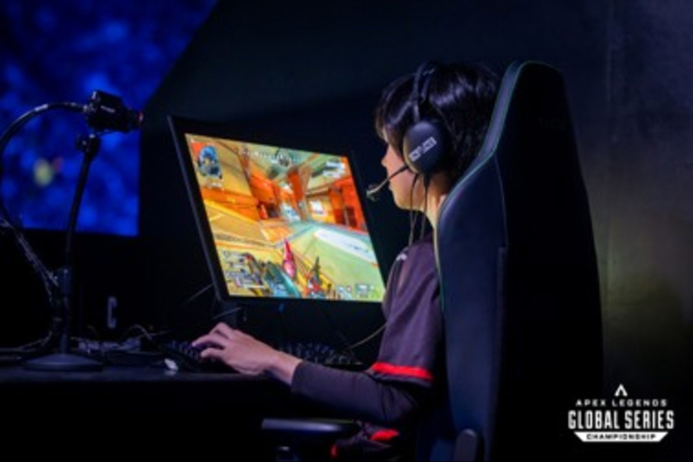 Hráč, ktorý v deň zápasu používa herný monitor INZONE M10S a herné slúchadlá INZONE H9 II