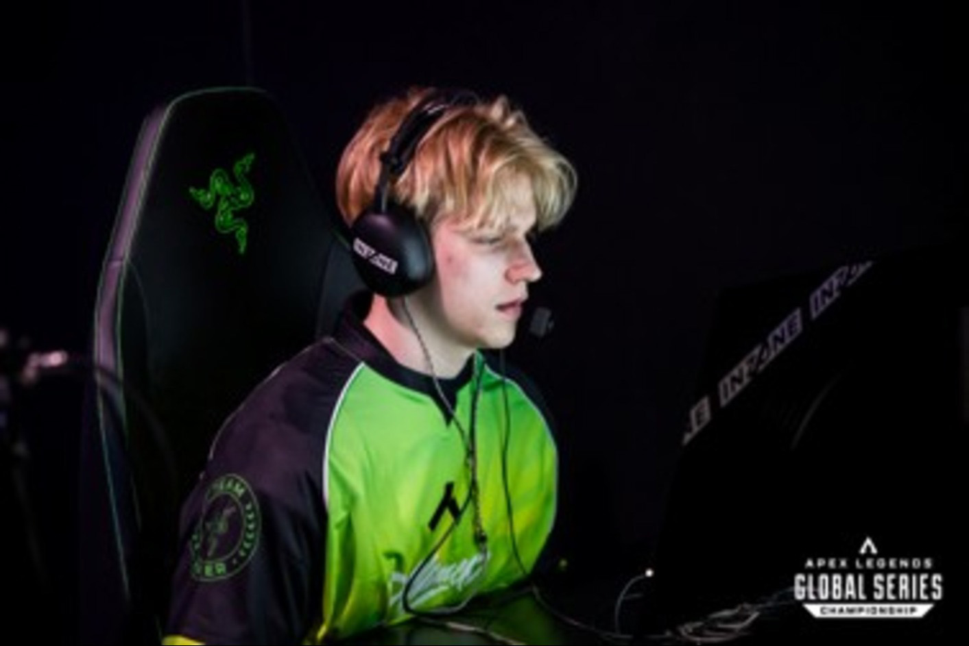 Hráč s nasadenými hernými slúchadlami INZONE H9 II súťažiaci na hernom monitore INZONE M10S