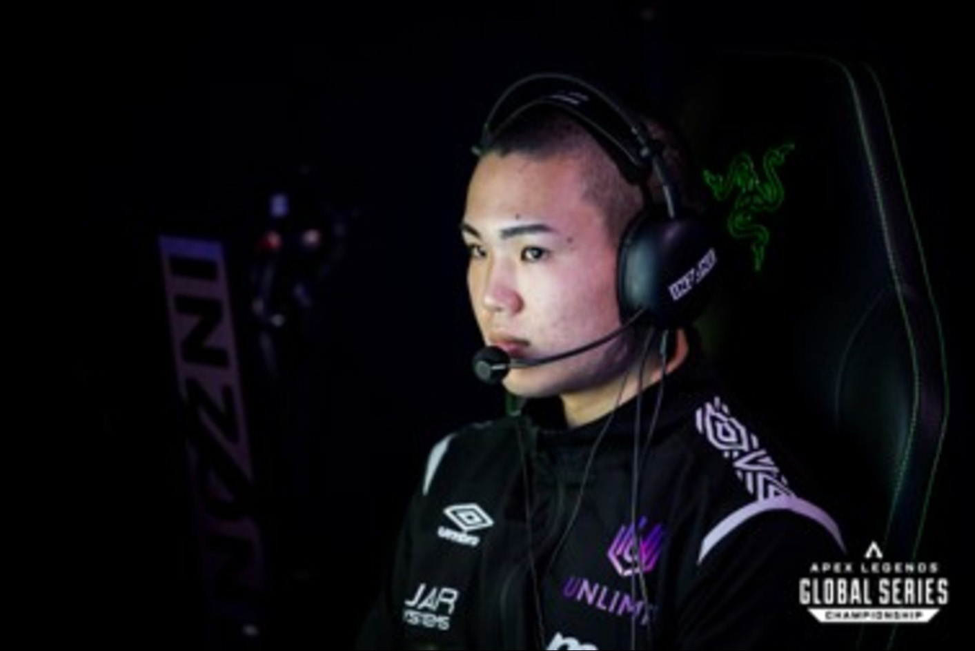 Hráč s nasadenými hernými slúchadlami INZONE H9 II