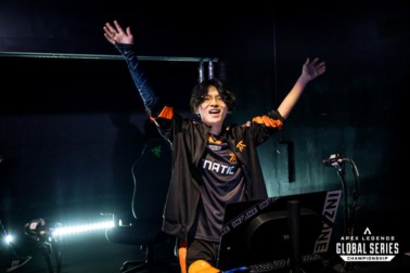 Profesionálny hráč YukaF z tímu Fnatic oslavuje